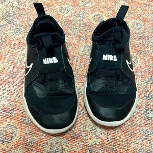 Lightly used Nike shoes! Kids size 11.5c.